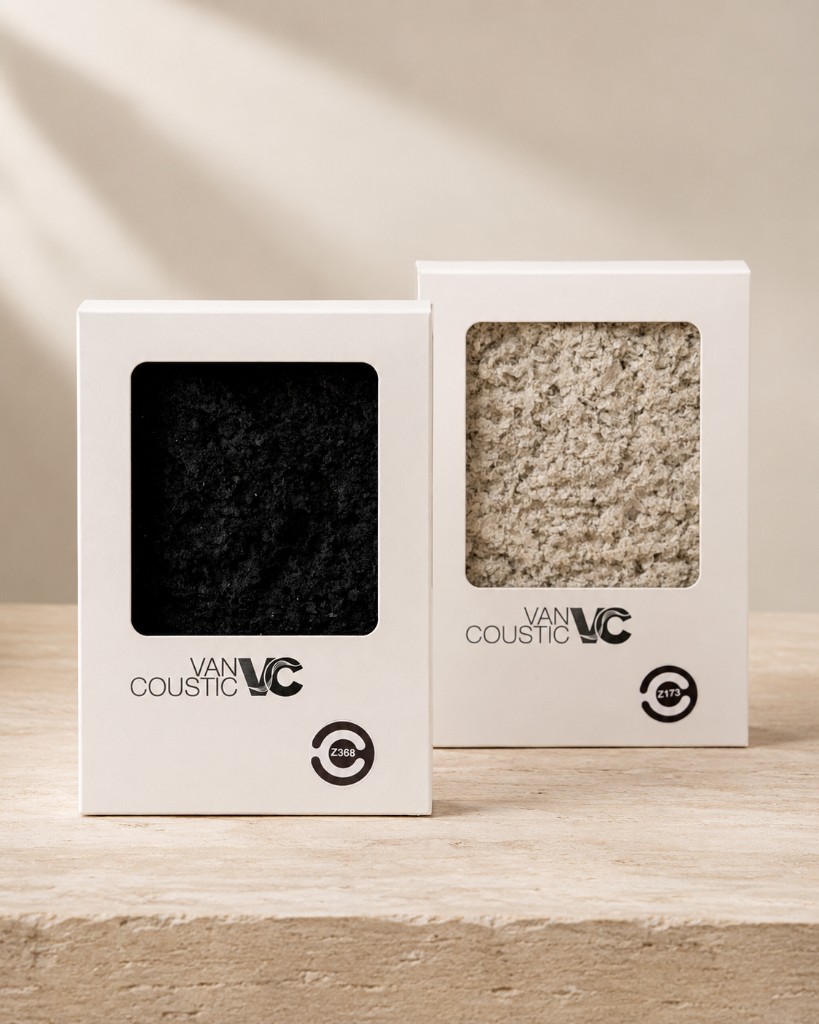 Zwei ZenCoustic Materialmuster in Sampleboxen auf einer Steinoberflaeche.